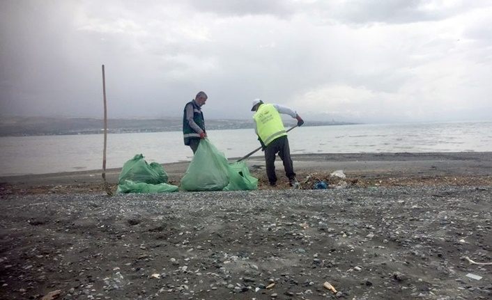 Van Gölü'nde tonlarca evsel atık toplandı