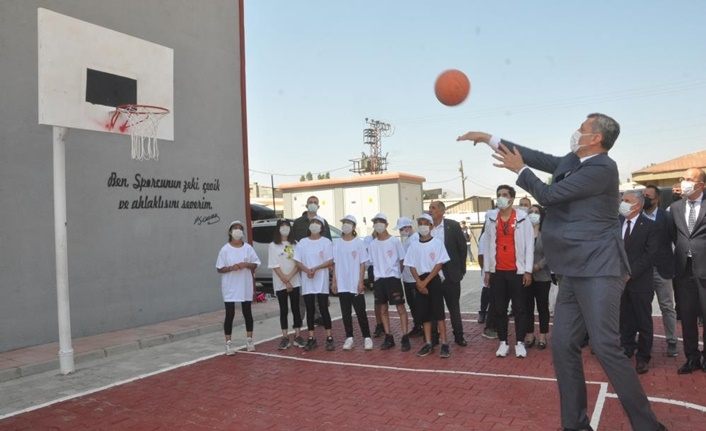 Bakan Selçuk Hakkari'de voleybol ve basketbol oynadı