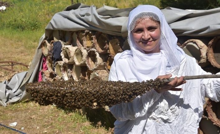 Bitlisli Yeter Gülmak 600 kovanla 5 çocuğunu okutuyor