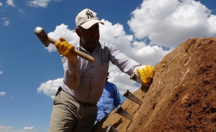 Muş'ta işçiler ilkel yollarla çıkardıkları taşları satarak geçimlerini sağlıyor