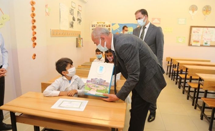 Tuşba'da 2 bin 700 öğrenciye kitap seti hediye edildi