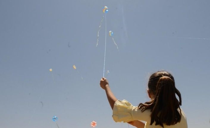 Tuşba'da çocuklar uçurtmalarla gökyüzünü renklendirdi