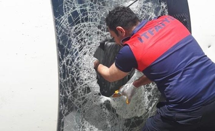 Van'da minibüs yan yattı! 40 düzensiz göçmen yakalandı