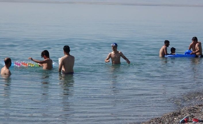 Van Gölü'nde hem şifa arıyorlar hem de yüzüyorlar