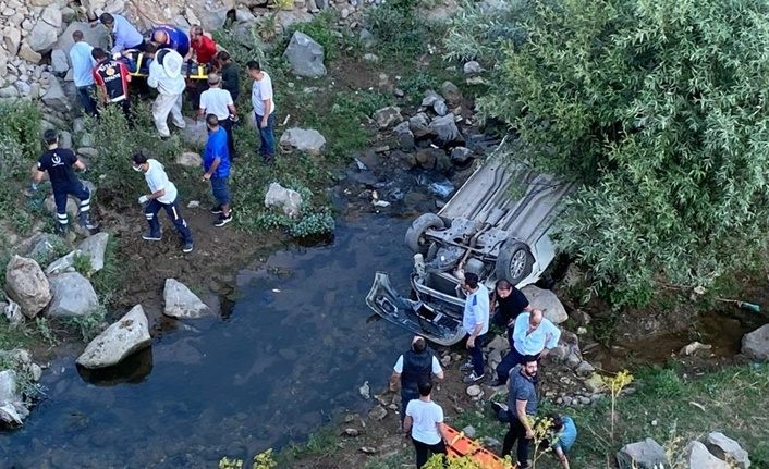 Bitlis'te araç 30 metrelik uçuruma düştü: 3 kişi yaralı kurtuldu