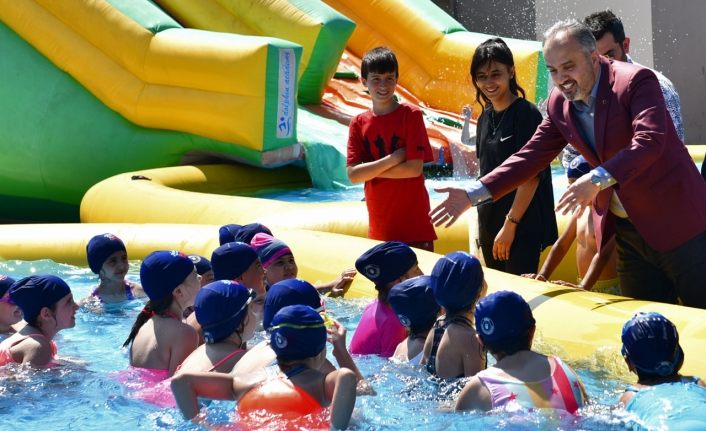 Bursa’da okul bahçeleri Aquapark’a dönüştürüldü