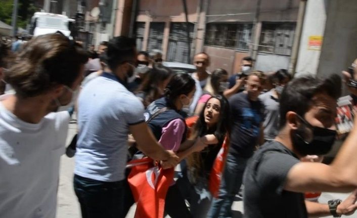 Evlat nöbetinde gergin anlar! Eline taş alan genç kız, HDP binasına yürüdü