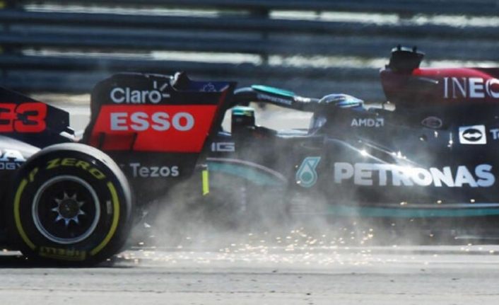 Formula 1’de Hamilton ile Verstappen çarpıştı