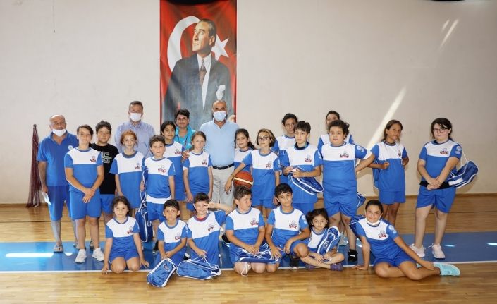 Genç basketbolculara formalar Mudanya Belediye Başkanı’ndan