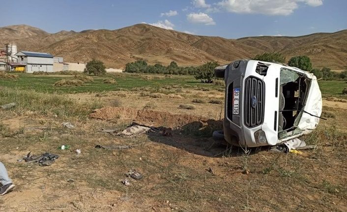 Hakkari'de minibüs ile kamyon çarpıştı: 1 ölü, 3 yaralı