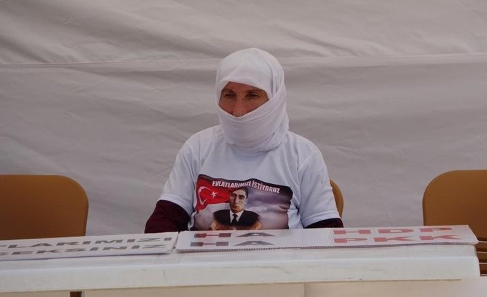 HDP önünde bu hafta tek başına eylem yapan anne, oğluna seslendi