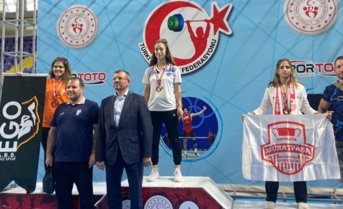 Kağıtsporlu halterciler Türkiye şampiyonu