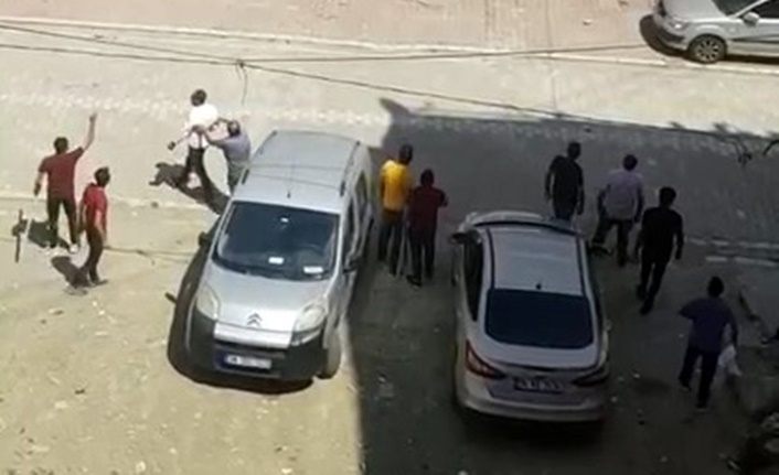 Kavga Van'da başladı İstanbul'da devam etti! Mahalle basıp ev taşladılar