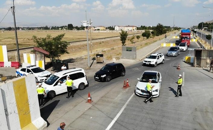 Muş'ta polis ekipleri kazaları önlemek için yollarda