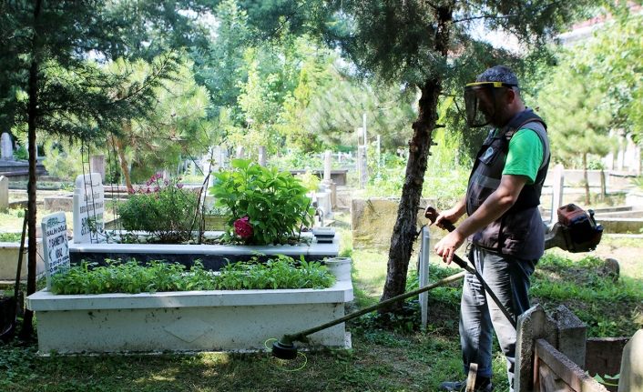 Sakarya’da mezarlıklarda bayram temizliği yapıldı