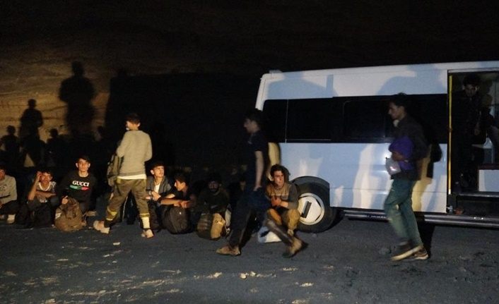 Van'da durdurulan 2 minibüste 86 düzensiz göçmen yakalandı