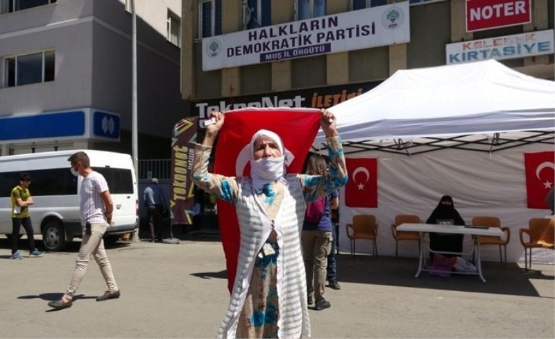 3 kişi teslim oldu! HDP önünde Türk bayrağıyla halay çekti