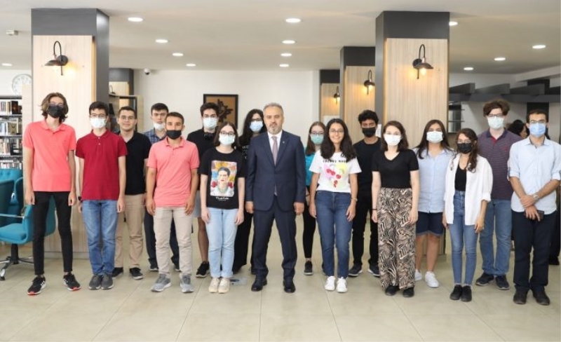 Bursa’da sınavlarda dereceye giren öğrencilere Büyükşehir ödülü