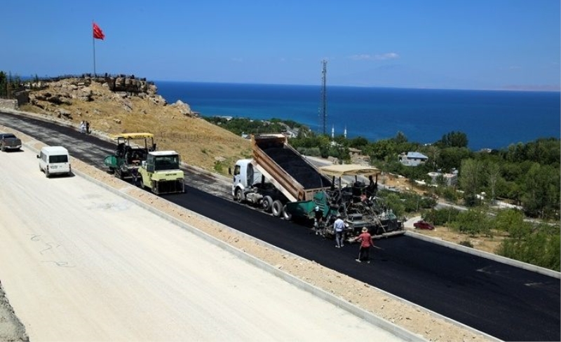 Edremit TOKİ yolunun 2. etabında sıcak asfalt çalışmalarına başlandı