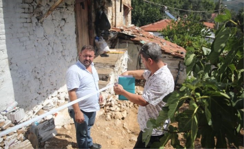 İzmir Bergama, orman şehidinin baba ocağını onarıyor