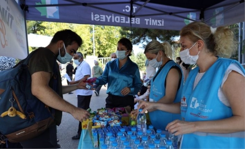 Kocaeli’nin İzmit Belediyesi sınava girecek adayları yine yalnız bırakmadı