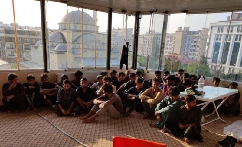 Van'da bir otele yapılan operasyonda 26 düzensiz göçmen yakalandı