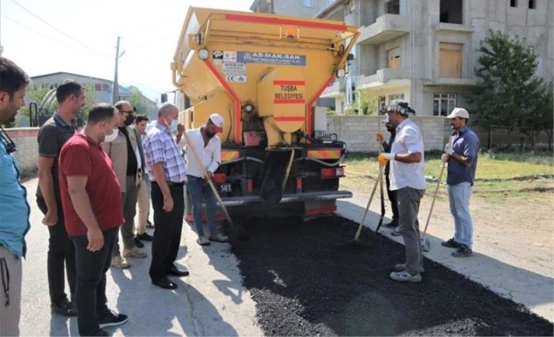 Van'da tahrip olan yollarda asfalt yama çalışmaları aralıksız sürüyor