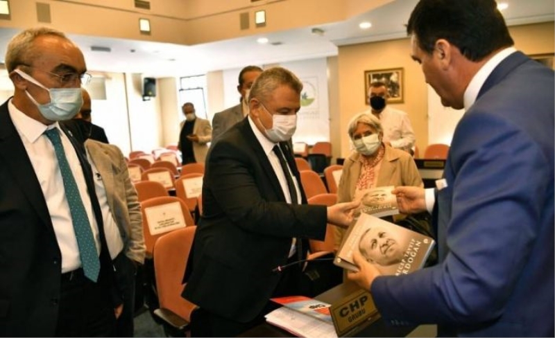 Bursa'da Erdoğan'ın kitabını hediye etti