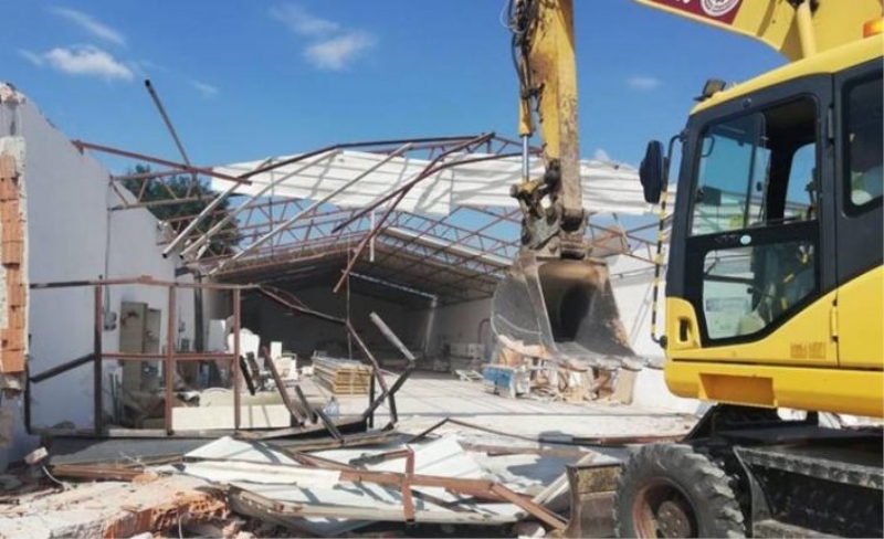 Bursa İnegöl'de kaçak fabrika binası yıkıldı