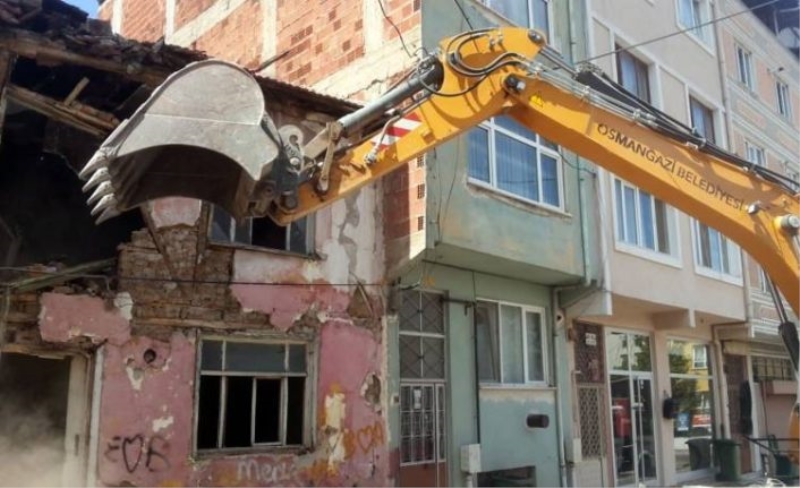 Bursa Osmangazi'de metruk yıkımlar sürüyor