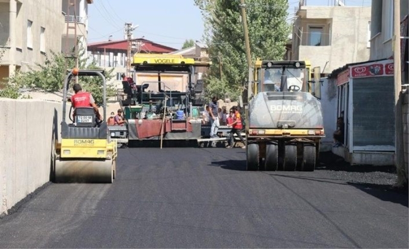 Edremit'te 26 sokağın altyapısı ile birlikte asfaltlanmasına başladı