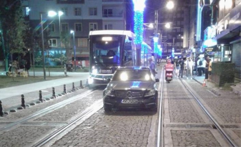 Kocaeli'de tramvay yolunda parklanmaya ceza