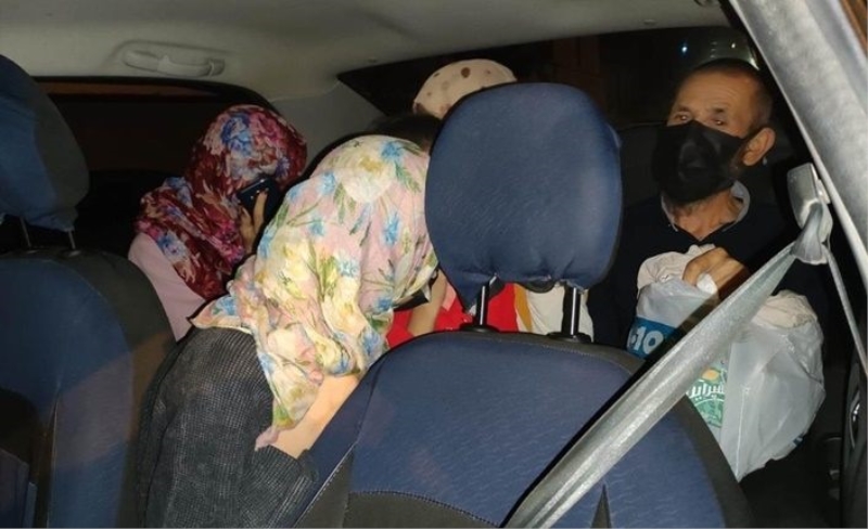 Van'da bir otomobilde 8 düzensiz göçmen yakalandı! 2 tutuklama