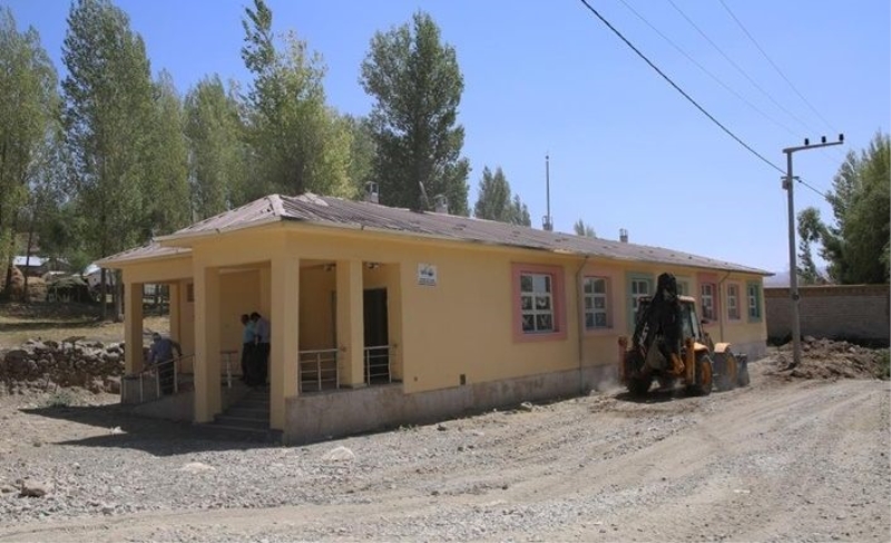 Van'da depremde hasar gören okulun yerine yenisi yapıldı