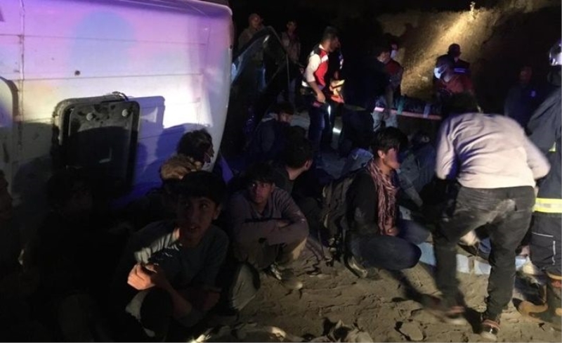 Van'da göçmenleri taşıyan minibüs şarampole yuvarlandı: 9 yaralı