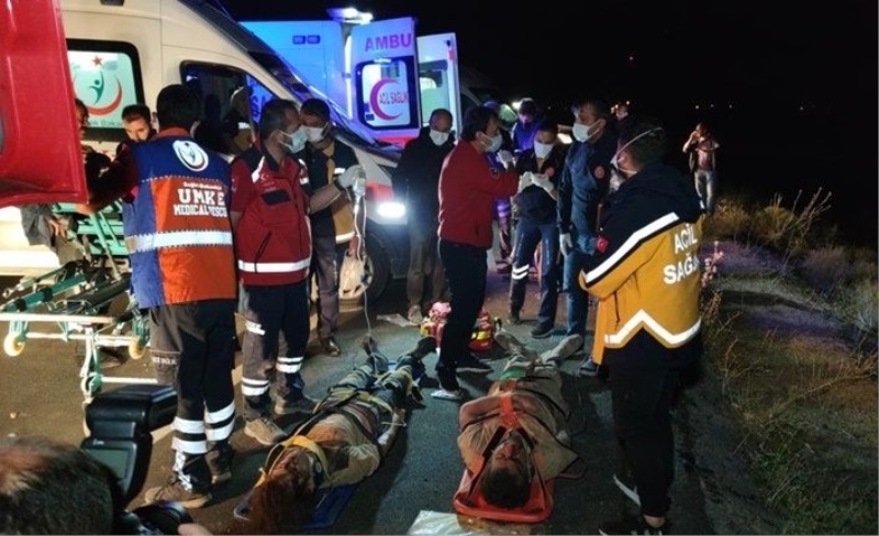 Van'da göçmenleri taşıyan minibüs şarampole devrildi: 1 ölü, 15 yaralı