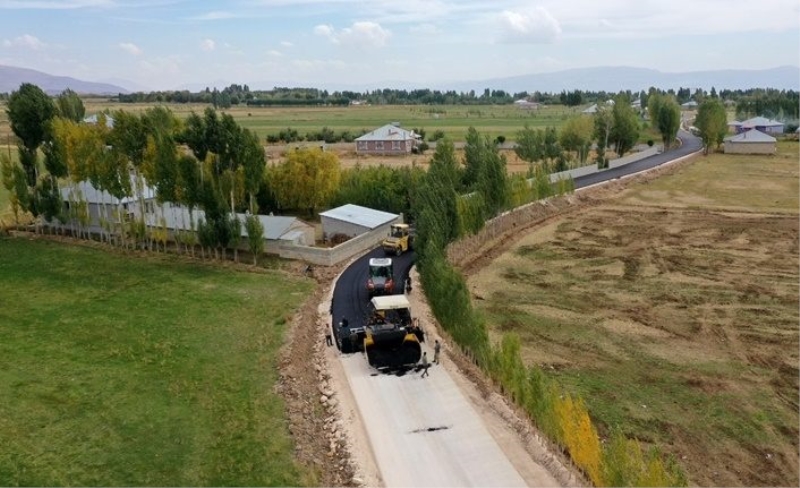 Erciş'te 25,5 kilometrelik yol ve asfalt çalışması yapılıyor