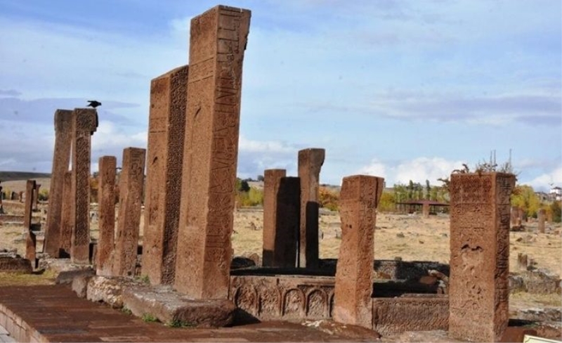 Bitlis'te yapılan kazı çalışmalarında 30'a yakın çocuk mezarı bulundu