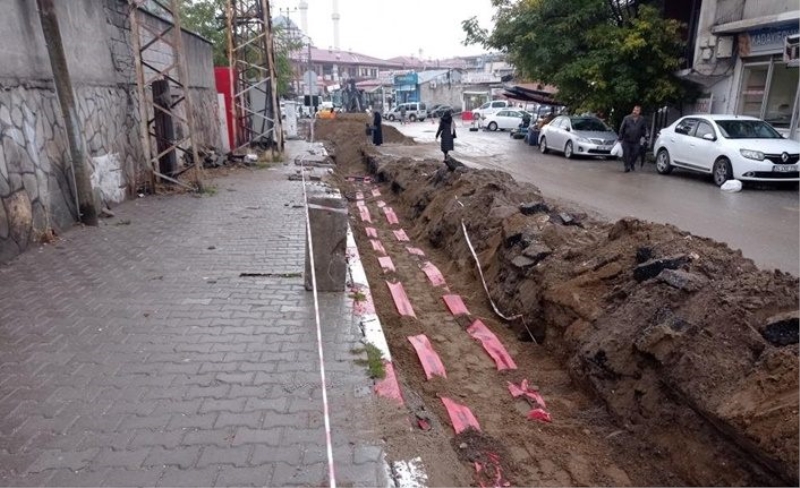 Görüntü kirliliği son buluyor! Erciş'te elektrik hatları yer altına alınıyor