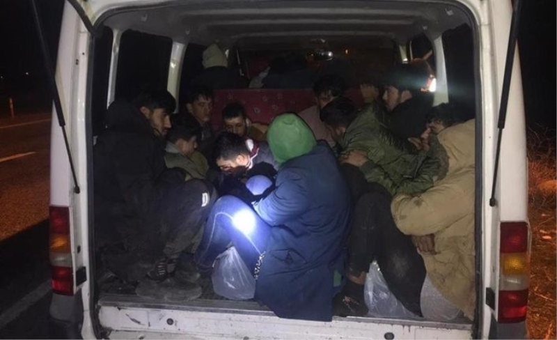 Muradiye'de minibüste 19 düzensiz göçmen yakalandı
