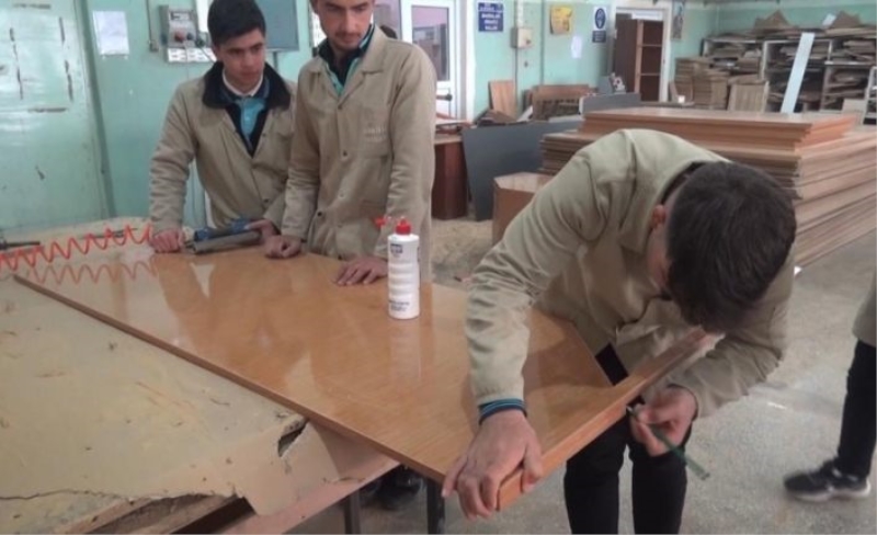 Muş’taki okullar için mobilya üretimi