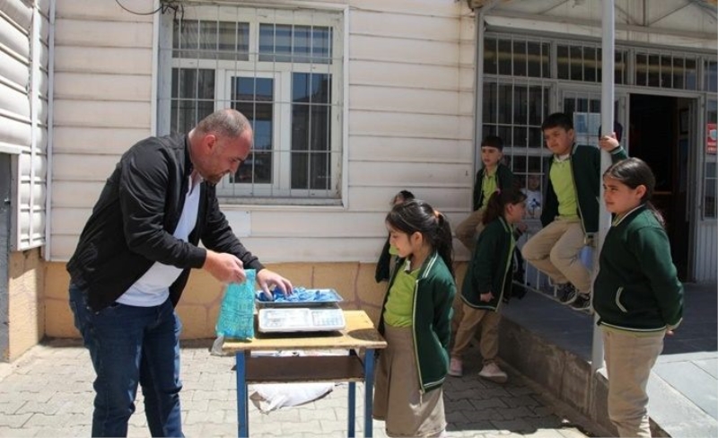 Bitlis'te öğrenci ve velileri 2,5 ton kağıt, 20 binden fazla mavi kapak topladı