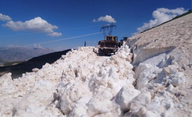 Hakkari'de haziran ayında 3 metre karla mücadele