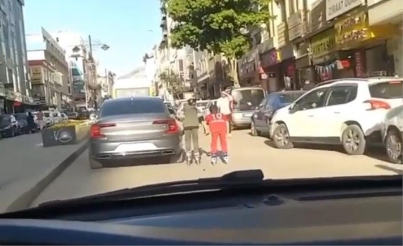 Van'da çocuklar tehlike saçtı! Akan trafikte yol ortasında oyun oynadılar