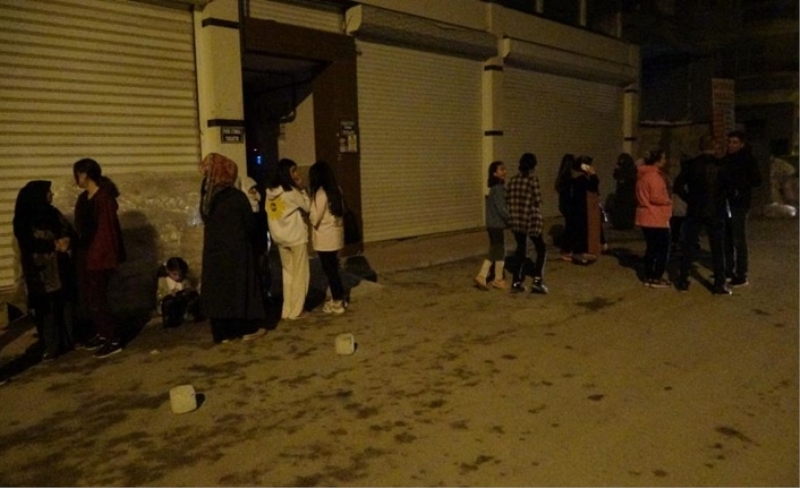 Van'da deprem korkuttu! Vatandaşlar kendilerini dışarı attı