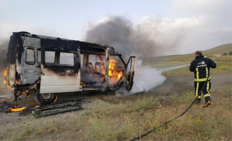 Van'da minibüs alev alev yandı! Neden yakıldığı bilinmiyor