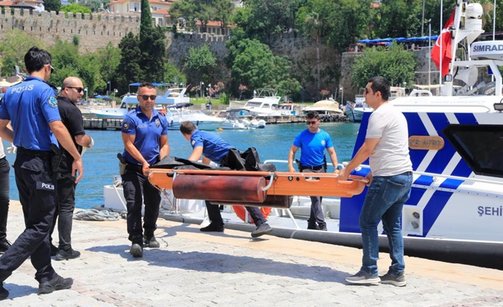 Antalya’da kayalıklarda bulunan ceset ekipleri harekete geçirdi. Saat 13.30 sıralarında Muratpaşa ilçesi Fener Mahallesi