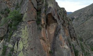 Erzurum’un Pehlivanlı Mahallesi’nde üzerinde bir kayada bulunan silüet dikkat çekiyor.