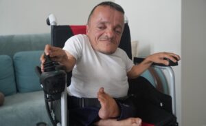 Muş’un Yeşilce Mahallesi’nde yaşayan Aladdin Diğer, akülü sandalyesine kavuştu. Doğuştan