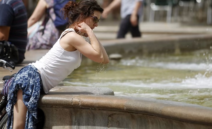 Türkiye genelinde etkili olan sıcak hava, vatandaşlara zor anlar yaşatıyor.